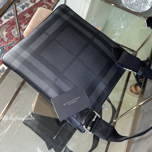 Authentic Burberry messenger bag - Picture 2 of 16